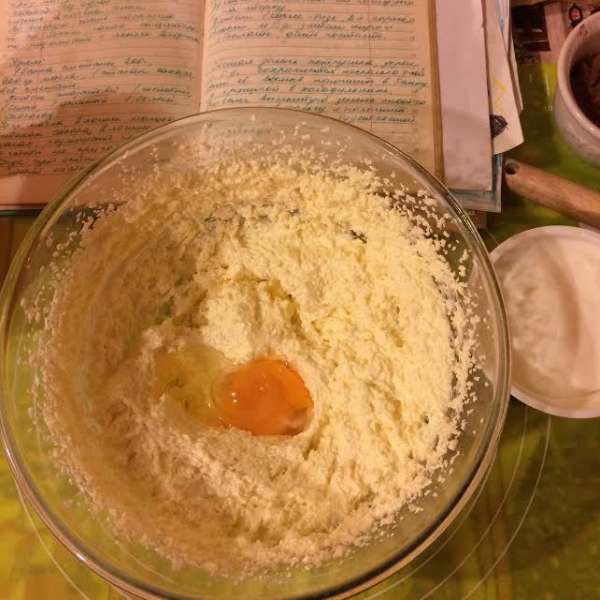 Духовку нагреть до 180°С. Масло взбить с сахаром. Добавить яйцо, ванильный сахар еще раз взбить. Духовку нагреть до 180°С. Масло взбить с сахаром. Добавить яйцо, ванильный сахар еще раз взбить.