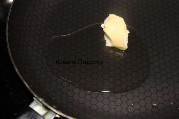 Разогреть на сковороде сливочное и растительное масло. Разогреть на сковороде сливочное и растительное масло.
