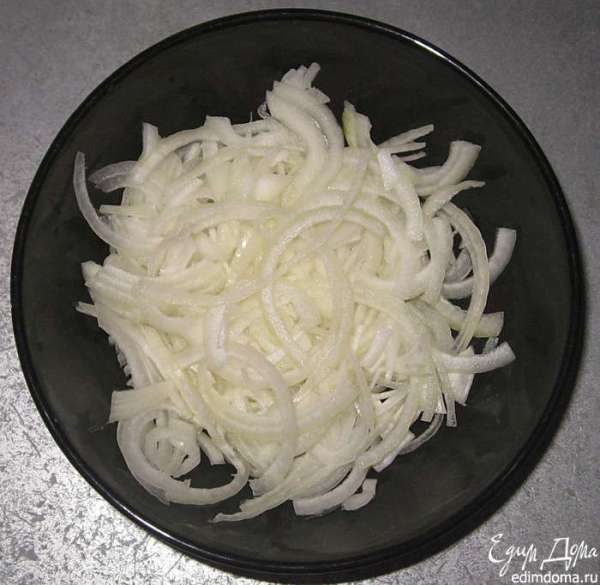 Лук нарезать полукольцами.