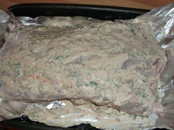 В мясе длинным ножом делаем отверстия, прокалываем не до конца вдоль волокон, туда чернослив и кусочек яблока, натираем со всех сторон соусом и перекладываем в форму на фольгу дырочками вверх (если мясо как у меня, желательно оставить на несколько часов помариноваться, шею можно запекать сразу).