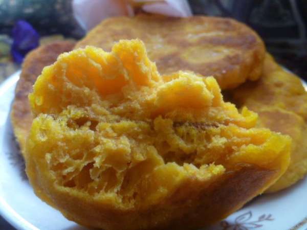 Можно кушать как теплыми, так и холодными.
Даже на следующий день лепешки остаются мягкими и нежными.
Приятного аппетита!

Очень вкусно, нежно и полезно.
Тыква содержит в себе большое количество бета-каротина. В 100 г тыквы содержится суточная норма для ребенка.
Бета-каротин полезен при заболеваниях глаз, обеспечивает полноценный рост костей, укрепляет иммунную систему, активизируя самый важный орган в иммунной системе у ребенка- вилочковую железу, которая помогает выстроить защиту при различных инфекциях и вирусных заболеваниях.
Тыква полезна при болезнях ЖКТ, при повышенной кислотности, при анемии (так как содержит много железа), при простудах (большое количества витамина С), при болезнях почек и сердца (содержит много калия и магния) и многих других болезнях.

Поэтому ешьте тыкву и не болейте!
К тому же это так вкусно....