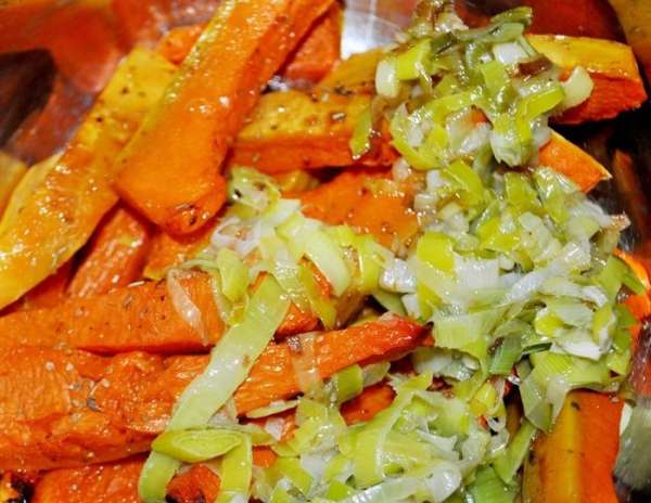 Запечённую тыкву и лук с чесноком сложить в кастрюлю и пюрировать с помощью блендера,