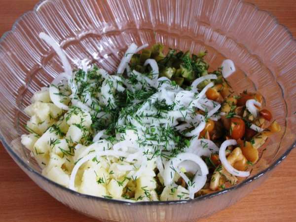 Маринад слить, лук добавить к овощам. Посолить и поперчить по вкусу, добавить мелкорубленную зелень укропа.