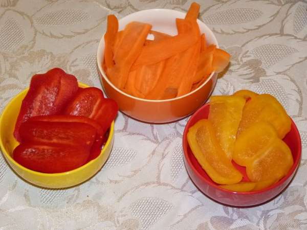 Морковь нарезать тонкими слайсами, перец полосками. Морковь нарезать тонкими слайсами, перец полосками.