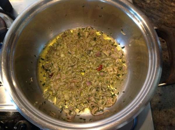 Затем к луку добавляем рубленные чеснок и петрушку,красный острый перец (остроту регулируем по-вкусу)  и томатную пасту ,пассеруем пару минут.(Можно использовать и свежие,рубленные помидоры,но с том. пастой - вкус более насыщенный).