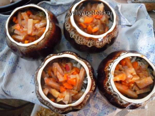 мясо и тушеные овощи. Процеженный бульон довести до кипения и влить в горшочек. мясо и тушеные овощи. Процеженный бульон довести до кипения и влить в горшочек.