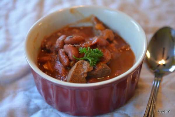 Подаем с кинзой и зеленым луком, нарезанный колечками по желанию.
