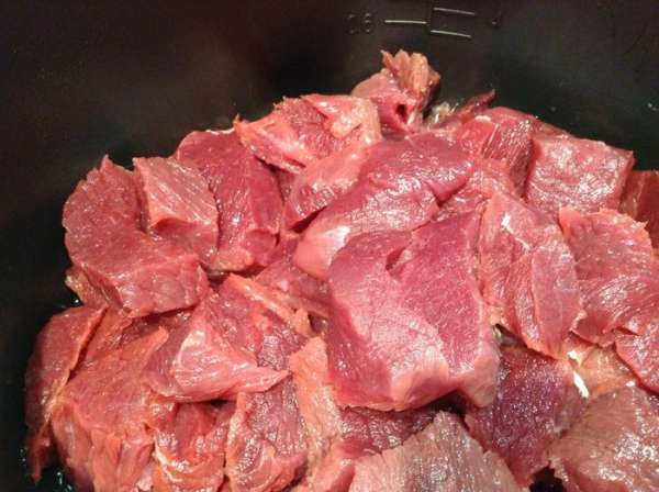 В емкость для мультиварки налить масло, положить мясо и включить режим 'выпечка'. 10 мин обжарить мясо.