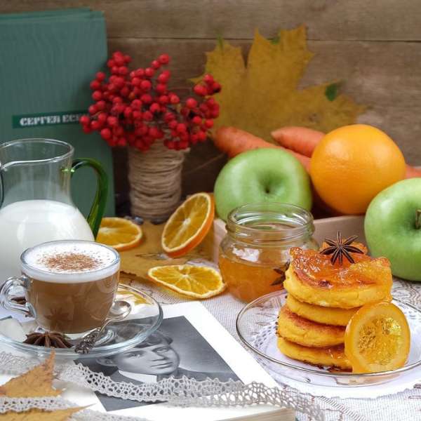 Сырники поливаем соусом и наслаждаемся вкусным и полезным завтраком.