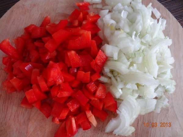 Лук и болгарский перец нарезать небольшими кубиками.