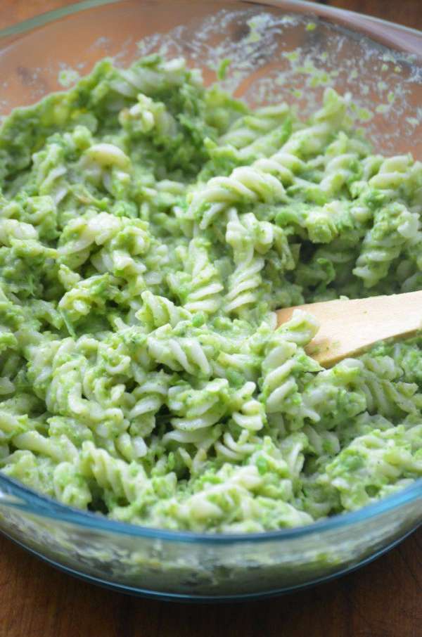 Добавить в овощное пюре, посолить по вкусу, аккуратно перемешать и на медленном огне томить до готовности, периодически перемешивая. Готовый соус повторно взбить в блендере (до гладкости несколько секунд на высокой скорости). Добавить соус к фузилли, аккуратно перемешать. Добавить в овощное пюре, посолить по вкусу, аккуратно перемешать и на медленном огне томить до готовности, периодически перемешивая. Готовый соус повторно взбить в блендере (до гладкости несколько секунд на высокой скорости). Добавить соус к фузилли, аккуратно перемешать.