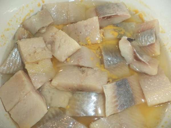 Растительное масло, уксус и горчицу перемешать, залить этой смесью кусочки селёдки и оставить на 30 минут.