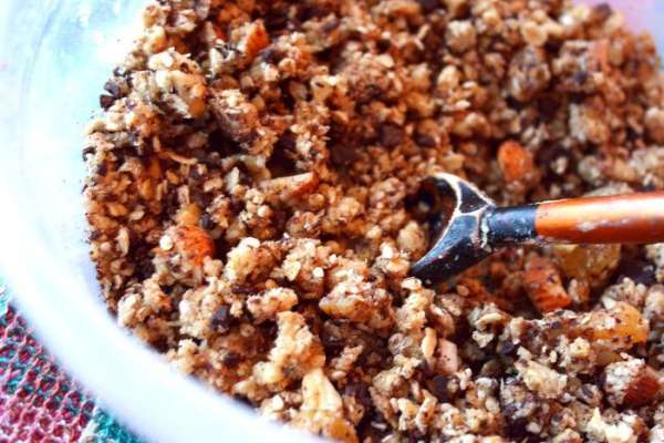 Поставить печенье в заранее разогретую духовку при 180 градусах по Цельсию на 15 минут.
Во вторую партию печенья (ровно половина) я добавила дробленный темный шоколад.