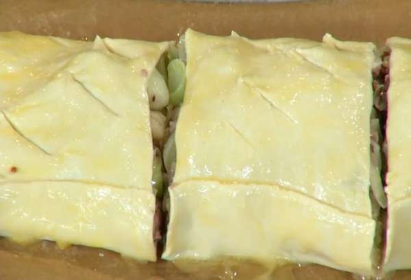 Смазать рулет оставшимся яйцом и разрезать на 4 части. На каждом кусочке ножом сделать косые надрезы. Смазать рулет оставшимся яйцом и разрезать на 4 части. На каждом кусочке ножом сделать косые надрезы.