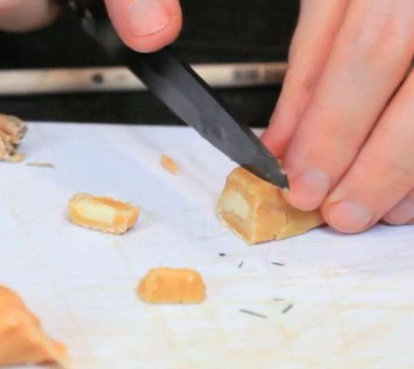 Кусочки 'мяса' создаем из ириски или сливочной конфеты, нарезав её на маленькие части.