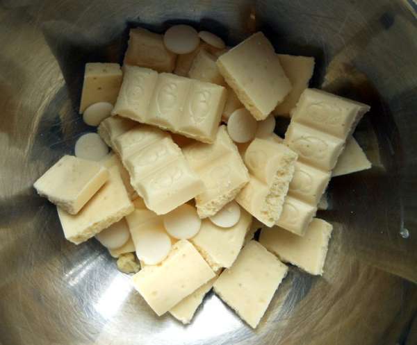 Шоколад (в оригинале, кстати, шоколад с кукурузными хлопьями) разломать и растопить вместе со сливочным маслом (у меня 150 гр. шоколада и еще немного кулинарной глазури), на водяной бане, помешивая, до гладкости. Охладить.