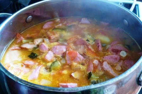Картофель сварился до полуготовности. Выкладываем содержимое сковороды к картофелю и продолжаем варить до полной готовности картофеля. Выравниваем вкус солью и сахаром. Поперчим.