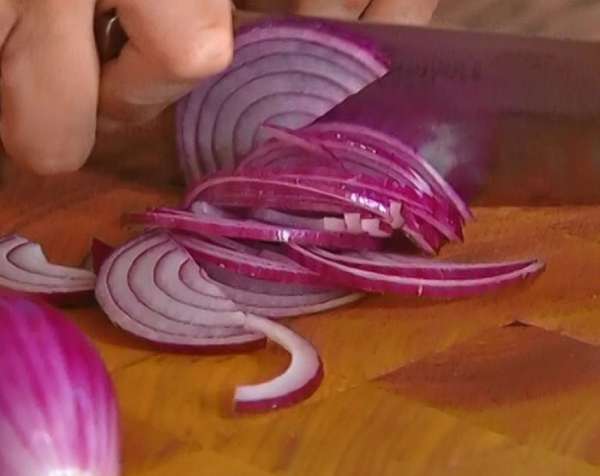 Красный лук почистить и нарезать полукольцами. Красный лук почистить и нарезать полукольцами.