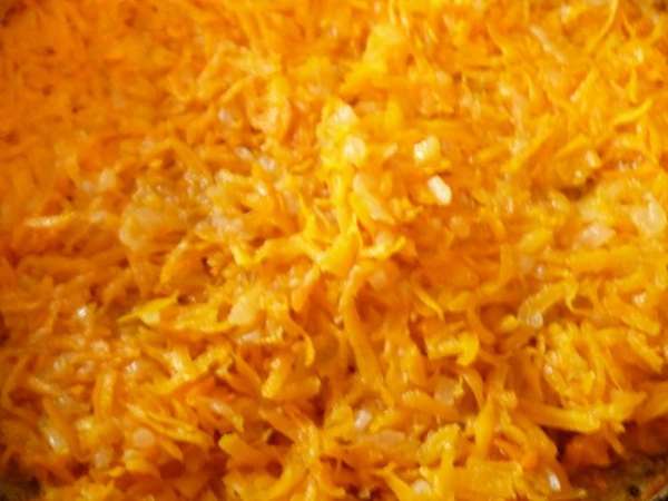 Приготовим фарш: спасеровать лук и морковь на растительном масле до прозрачности,охладить.