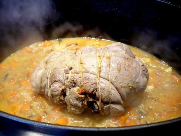 Снова перемешаем, закроем жаровню крышкой и поставим мясо в духовку. Готовим 1 час, при этом полчаса без конвекции (на нижней полке), а последние 30 минут — с конвекцией. Не забываем каждые 15 минут открывать крышку и переворачивать мясо. За 15 минут до конца запекания добавляем еще 150 мл кипятка.