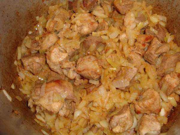 Обжарить все вместе - лук и мясо, добавить горячую воду - столько, чтобы она покрыла мясо, и потушить до полуготовности. Обжарить все вместе - лук и мясо, добавить горячую воду - столько, чтобы она покрыла мясо, и потушить до полуготовности.