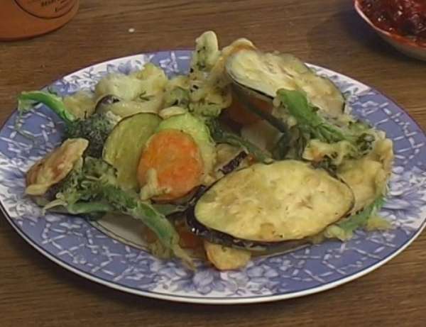 Есть с пылу, с жару со сливовым соусом.