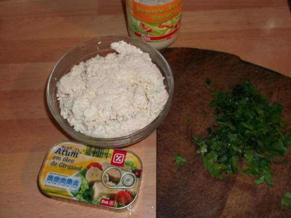 с тунца сливаем масло, смешиваем все продукты добавляем майонез.. готово!
