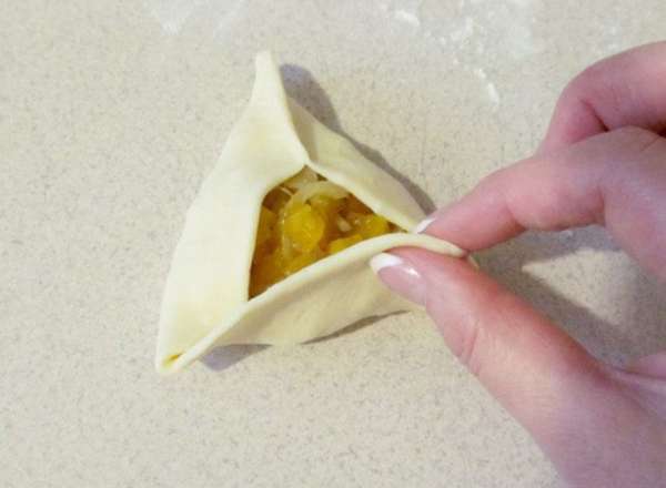 Слепить самсу треугольной формы. У меня еще была мясная начинка.