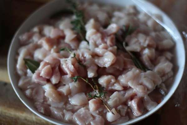 Сначала подготовим мясо. Нарежем его маленькими кусочками, примерно по 0,5 см стороной. Добавим туда вино и коньяк,посолим. Добавим лавровый лист и травы, накроем пищевой пленкой и уберем в холодильник на ночь. Сначала подготовим мясо. Нарежем его маленькими кусочками, примерно по 0,5 см стороной. Добавим туда вино и коньяк,посолим. Добавим лавровый лист и травы, накроем пищевой пленкой и уберем в холодильник на ночь.
