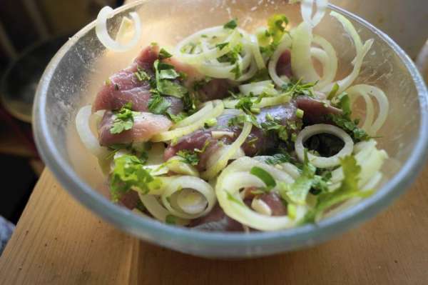 Не жирную свинину промыть, нарезать на небольшие кусочки (примерно, как для шашлыка), сложить в миску. Мясо посолить, поперчить, заправить растительным маслом и хорошо перемешать. Добавить измельченный чеснок, рубленную зелень петрушки, репчатый лук нарезанный кольцами. Выжать сок из лимона и заправить им мясо, хорошо перемешать и оставить мариноваться на 3 часа, можно дольше. Периодически мясо перемешивать. Не жирную свинину промыть, нарезать на небольшие кусочки (примерно, как для шашлыка), сложить в миску. Мясо посолить, поперчить, заправить растительным маслом и хорошо перемешать. Добавить измельченный чеснок, рубленную зелень петрушки, репчатый лук нарезанный кольцами. Выжать сок из лимона и заправить им мясо, хорошо перемешать и оставить мариноваться на 3 часа, можно дольше. Периодически мясо перемешивать.