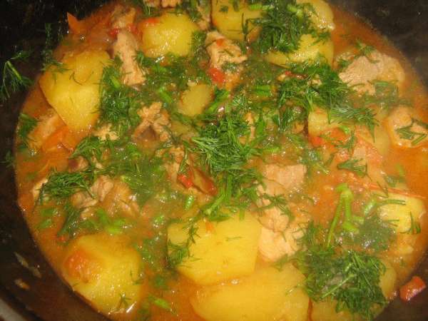 Пока готовится мясо с овощами,почистить картофель и нарезать его на четвертинки, добавить картофель к кипящему мясу и овощам (если нужно добавить ещё воды), посолить по вкусу и готовить всё вместе пока картофель не сварится. За 3 минуты до готовности посыпать мелко нарезанным укропом.