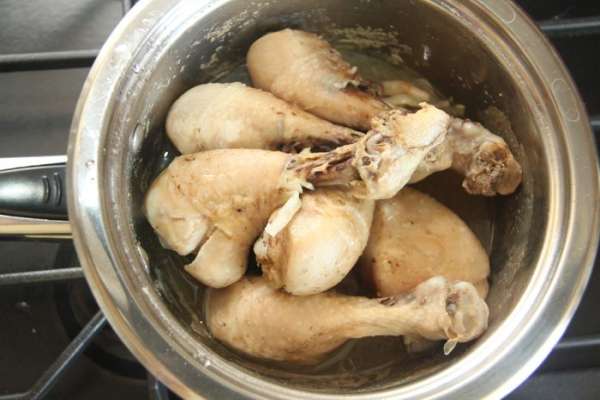 Отварить куриные бёдрышки (извините, были только голени). Вес мяса дан без костей. Бульон сохранить.