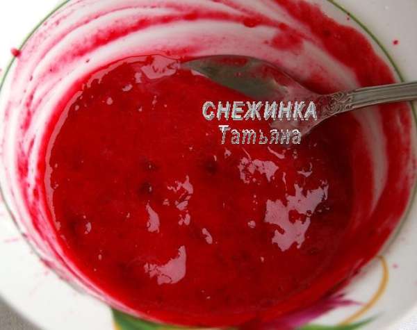 Затем измельчаем при помощи блендера, остужаем. Добавляем крахмал, перемешиваем.
