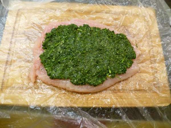 Отбитое куриное филе солим и перчим по вкусу. Далее выкладываем начинку и сворачиваем рулетиком. Начинку можно распределить по всему филе. Отбитое куриное филе солим и перчим по вкусу. Далее выкладываем начинку и сворачиваем рулетиком. Начинку можно распределить по всему филе.