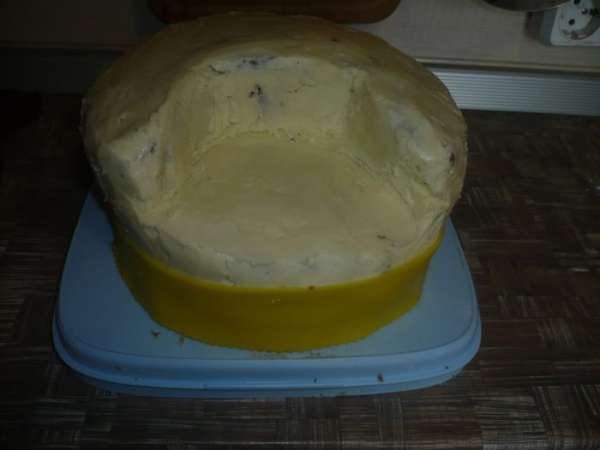 Заранее подготовить мастику http://www.edimdoma.ru/recipes/35706. На покрытие у меня ушла порция по рецепту (150, 150 гр.пудра и смесь, 100 гр. сгущенка, 2 ст.л. лимон.сока), остальные цвета я готовила исходя из потребности, какой цвет на что идет. Т.к. торт оказался высоким, я покрытие сделала из 2-х цветов - низ желтого цвета Заранее подготовить мастику http://www.edimdoma.ru/recipes/35706. На покрытие у меня ушла порция по рецепту (150, 150 гр.пудра и смесь, 100 гр. сгущенка, 2 ст.л. лимон.сока), остальные цвета я готовила исходя из потребности, какой цвет на что идет. Т.к. торт оказался высоким, я покрытие сделала из 2-х цветов - низ желтого цвета