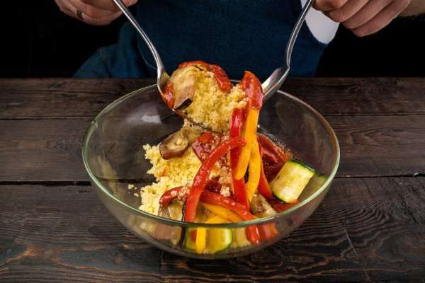 Обжаренные овощи соединить с кускусом и заправкой.