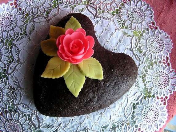 Украсить по желанию. У меня листики из марципана http://www.edimdoma.ru/recipes/33961 и готовый вафельный цветок. Приятного аппетита! :)