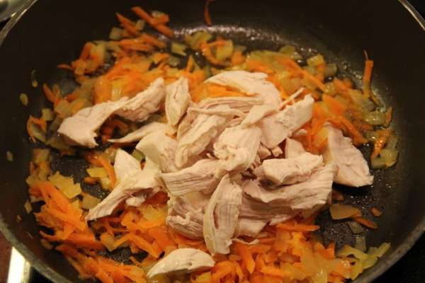 Добавить куриное филе, порезанное на кусочки, обжарить до золотистой корочки. Добавить вино, дождаться, пока оно выпарится. Добавить куриное филе, порезанное на кусочки, обжарить до золотистой корочки. Добавить вино, дождаться, пока оно выпарится.