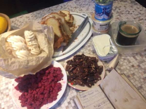 Ситуация патовая, но меня в таких случаях, как всегда, просто спасает морозилка. Хотя все это можно раздобыть в любом магазине за 10 мин. И за 30 приготовить, оставить застывать до вечера в холодильнике и 'та-дааам' , опять Вы Королева по имени 'ну как ты это успеваешь??'. В моих сусеках были:
1) песочный сахарный рождественский кулич из Даниловского монастыря (уже разрезан на фото слайсами, тоже самое делайте с кексом или также полосатым рулетом, его тоже можно использовать. У меня есть даже праздничный усложнённый вариант с ним тут http://www.edimdoma.ru/retsepty/72485-prazdnichnyy-trayfl);
2) в моей морозилке хранятся меренги на случай атомной войны, как в этот раз, им там ничего не делается, они не замерзают, не сохнут... (привет любителям Павловой и Киевского торта, рецепты у меня эти тоже можете посмотреть) 
3) в той же морозилке были замороженная малина и пакетики с разными орехами (все думаю в курсе, что орехи лучше всего хранить в морозилке) 
4) в магазин сбегала, купила сливочный сыр, очень похожий по вкусу на канувшую в бездну санкций Филадельфию. Я взяла Violette от Карат, но это не принципиально; можно и Маскарпоне взять, но я очень люблю делать десерты с лёгкой соленой ноткой. 
5) банка обыкновенной сгущёнки; 
6) 2 упаковки жирной сметаны по 200-250 г;
7) и кофеварка мне сварила двойной кофе (привет любителям Тирамиссу) 
