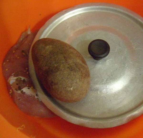 Положить мясо в сито или дуршлаг, сверху накрыть крышкой и положить что-нибудь тяжелое (у меня есть специальный камень). Так мясо пустит сок и будет течь. Сутки спустя тщательно ножом удалить с мяса остатки смеси. Положить мясо в сито или дуршлаг, сверху накрыть крышкой и положить что-нибудь тяжелое (у меня есть специальный камень). Так мясо пустит сок и будет течь. Сутки спустя тщательно ножом удалить с мяса остатки смеси.