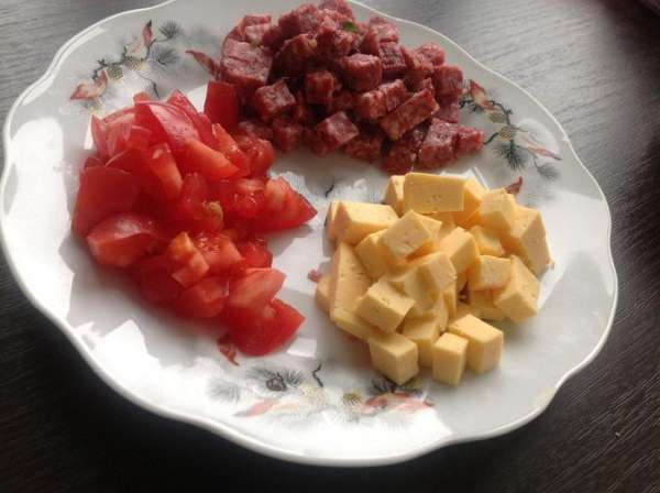Салями, твердый сыр и помидор (крупный) нарезать кубиками.