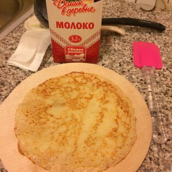 Сковороду нагреть, смазать раститетьным маслом и начать выпекать блины. Сковороду нагреть, смазать раститетьным маслом и начать выпекать блины.