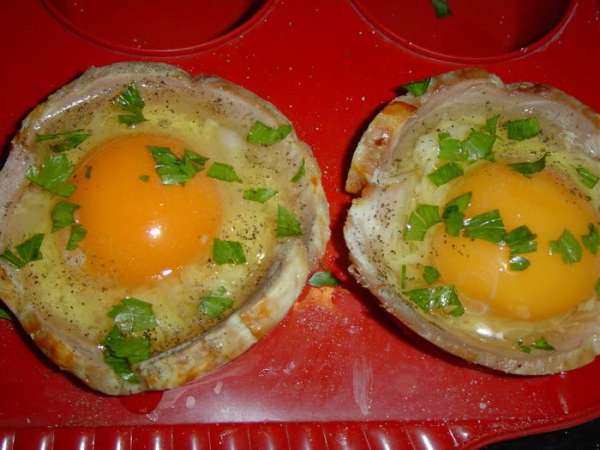 Сверху солим, перчим по вкусу и посыпаем измельченной петрушкой. Сверху солим, перчим по вкусу и посыпаем измельченной петрушкой.