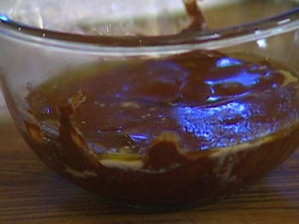 Шоколад поломать на кусочки, положить в небольшую кастрюлю, добавить сливочное масло и растопить все на водяной бане. Шоколад поломать на кусочки, положить в небольшую кастрюлю, добавить сливочное масло и растопить все на водяной бане.