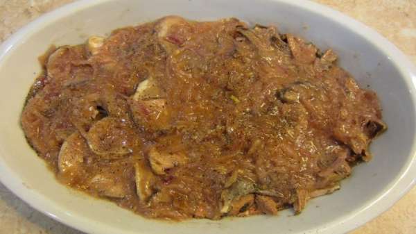Измельчите в блендере хлеб. Высыпьте равномерно на мясо хлебные крошки. Растопите масло (можно использовать топленое масло, но оно должно быть жидким) и полейте сверху крошки. 