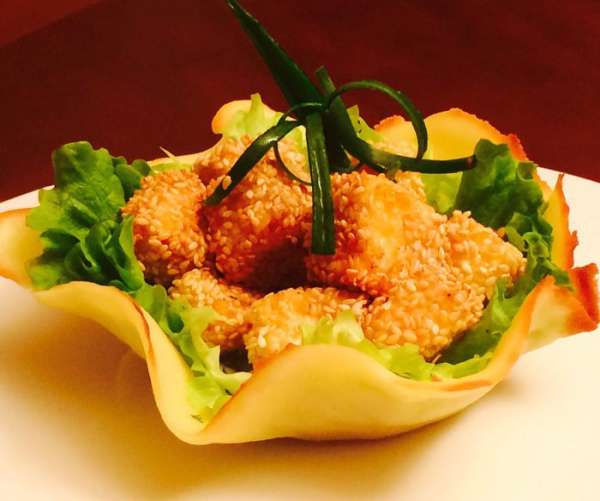 Пальмочкой украшать сырные кубики. Вот такая корзиночка. Пальмочкой украшать сырные кубики. Вот такая корзиночка.