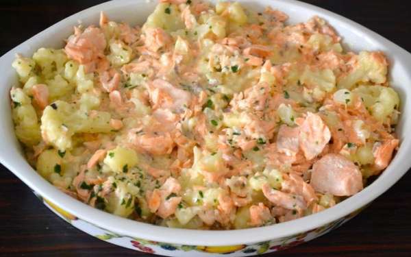 Выложить рыбу с овощами в керамическую (стеклянную) форму.