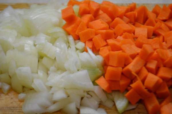 Лук и морковь почистить и порезать кубиками.