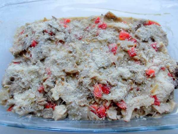 Духовку разогреть до 200 градусов. Мясо с овощами и соусом выложить в форму , присыпать верх молотыми сухарями. Выпекать около 25 минут. Корочка должна стать слегка запеченной и хрустящей, а мясо должно приятно благоухать. 