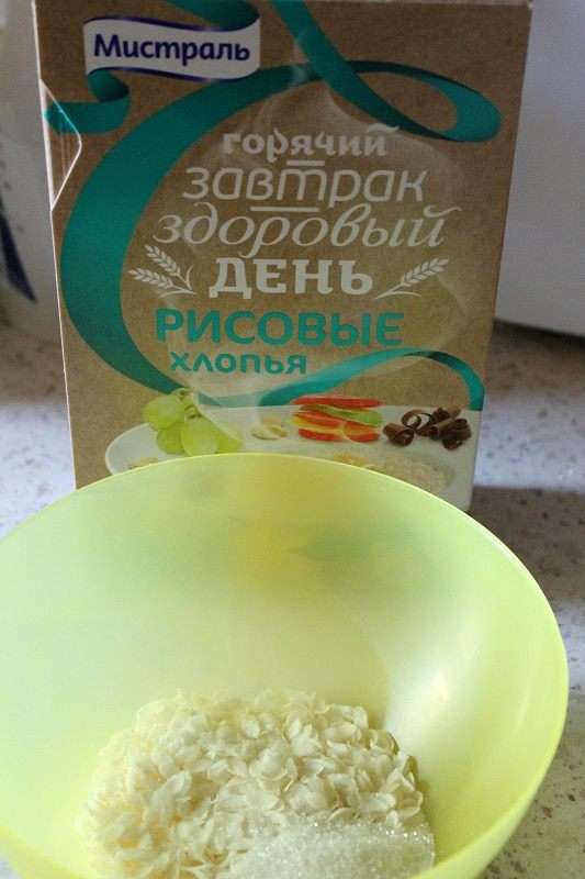 Рисовые хлопья смешать с сахаром, добавить горячее молоко, накрыть крышкой и оставить на 3 минуты. Желе залить водой согласно инструкции на упаковке. Рисовые хлопья смешать с сахаром, добавить горячее молоко, накрыть крышкой и оставить на 3 минуты. Желе залить водой согласно инструкции на упаковке.